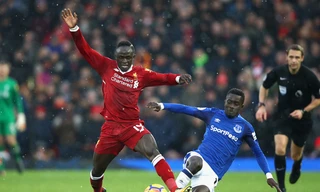Martina (phải) trong một pha tranh chấp với Sadio Mane của Liverpool. Ảnh: AFP.