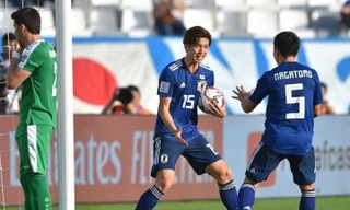 Yuya Osako ăn mừng bàn thắng cho Nhật Bản.