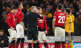 Trọng tài Martin Atkinson từ chối sử dụng VAR trong tình huống bóng chạm tay cầu thủ Wolves.