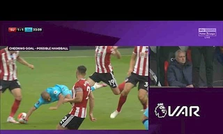 HLV Jose Mourinho cay đắng khi VAR tước một bàn thắng của Tottenham.