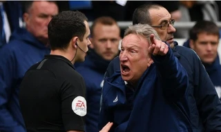 HLV Neil Warnock vẫn chưa thôi ấm ức về trận thua ngược trước Chelsea.