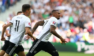 Boateng ăn mừng bàn mở tỷ số.