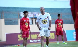 HLV Guillaume Graechen chuẩn bị tái xuất cùng U19 HAGL.
