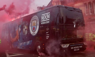 Xe bus của Man City bị CĐV Liverpool tấn công.