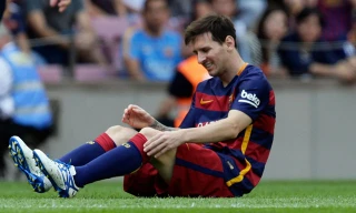 Messi bất ngờ dính chấn thương gân khoeo.