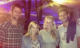 Caroline Wozniacki chụp hình cùng Marko Djokovic và vợ chồng Novak Djokovic.