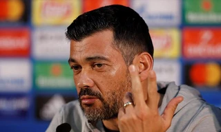 Thua Liverpool, HLV Sergio Conceicao đổ lỗi cho may mắn.