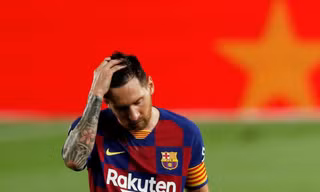 Messi thất vọng khi Barcelona để mất chức vô địch La Liga vào tay Real Madrid.