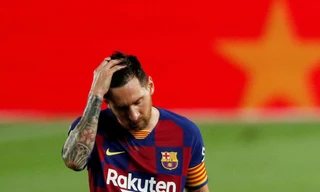 Messi thất vọng khi Barcelona để mất chức vô địch La Liga vào tay Real Madrid.