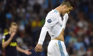Ronaldo thất vọng khi Real Madrid không thể thắng Tottenham.