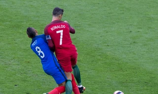 Tình huống Payet khiến Ronaldo chấn thương.