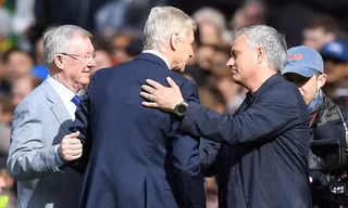 HLV Arsene Wenger bất ngờ vì món quà từ Sir Alex và bầu không khí tại Old Trafford.