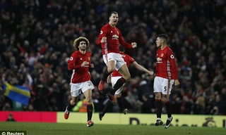 Các cầu thủ M.U ăn mừng bàn gỡ hòa 1-1.