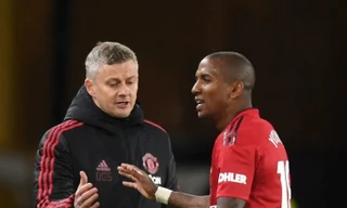HLV Ole Gunnar Solskjaer thất vọng về thẻ đỏ của Young.