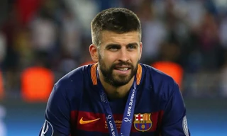 Pique suýt mất 7,5 triệu bảng để mua áo cho các fan.