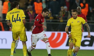 Mkhitaryan tái lập kỳ tích của Rooney.