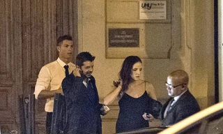 Ronaldo đi cùng gái lạ.