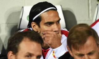 Do bị dính chấn thương đùi nên tiền đạo Radamel Falcao của Chelsea sẽ phải rời xa sân cỏ tới tháng 2/2016. 
