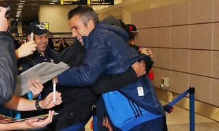 Van Persie trong vòng tay các CĐV M.U.