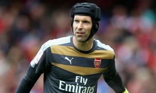 Petr Cech tỏ ra vô cùng thất vọng khi Arsenal thảm bại 0-4 trước Liverpool.