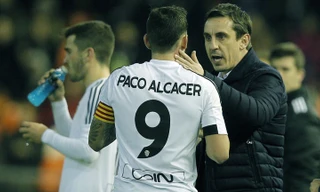 Neville bất ngờ trao băng thủ quân cho Paco Alcacer.