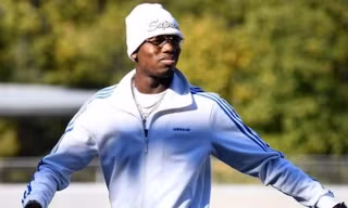 Paul Pogba chịu chơi với các đồng đội.