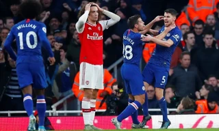 Arsenal thua ngược cay đắng trước Chelsea.