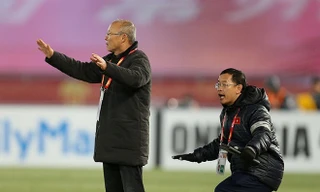 HLV Park Hang Seo và trợ lý.