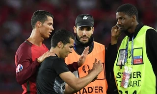 Một CĐV Bồ Đào Nha vào sân để chụp ảnh với Ronaldo.