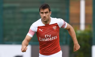 Sokratis Papastathopoulos bất ngờ dính chấn thương.