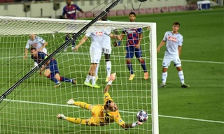 Lionel Messi độc diễn và nâng tỷ số lên 2-0 cho Barcelona trước Napoli.