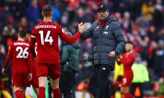 Liverpool đánh bại Chelsea 5-3 trong ngày nâng cao chức vô địch Premier League.