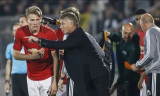 HLV Ole Gunnar Solskjaer không hài lòng với khả năng hỗ trợ phòng ngự của tuyến trên.