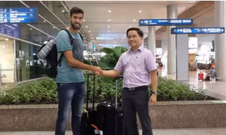 Lãnh đạo HAGL chào đón Henrique Marcelino Motta.
