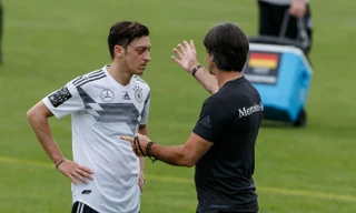 HLV Joachim Loew bất an về Ozil.