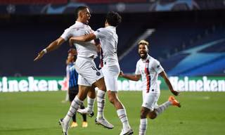 Marquinhos ăn mừng bàn thắng vào lưới Atalanta.