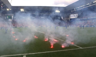 CĐV Croatia ném pháo sáng xuống sân trong trận gặp CH. Czech