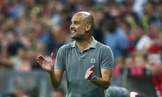 HLV Pep Guardiola lo ngại sự tâng bốc từ truyền thông Anh.