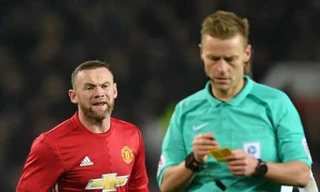 Rooney nhận thẻ vàng trong trận đấu với West Ham.