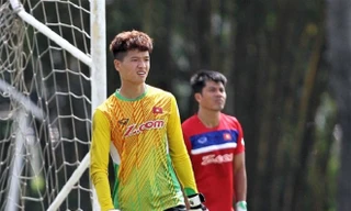 Minh Long vào viện vì chấn thương cổ tay.