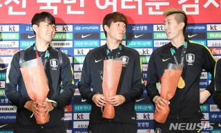 Các thành viên ĐT Olympic Hàn Quốc được chào đón tại quê nhà.