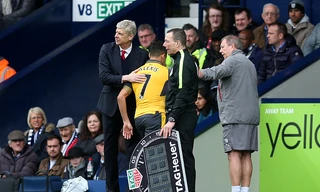 Alexis Sanchez dính chấn thương và không thể thi đấu tiếp.