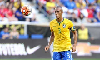 Miranda sẽ đeo băng thủ quân khi Brazil đấu Serbia.
