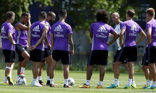 HLV Zinedine Zidane chỉ đạo các học trò tập luyện.