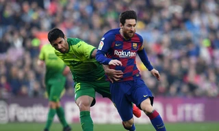 Jose Angel bất lực trong việc ngăn cản Messi ghi bàn.