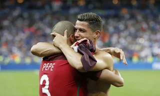 Pepe chia vui cùng Ronaldo.