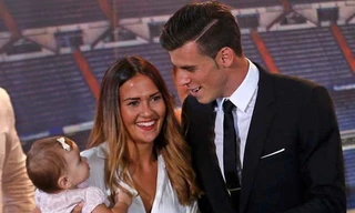 Bale và hôn thê Emma Rhys-Jones.