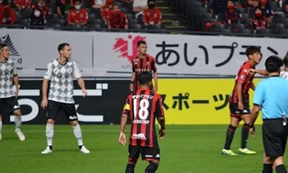 Chanathip Songkrasin lần đầu tiên đeo băng thủ quân tại Consadole Sapporo.