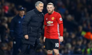 Rooney bị HLV Mourinho gạch tên vì dính chấn thương đùi.