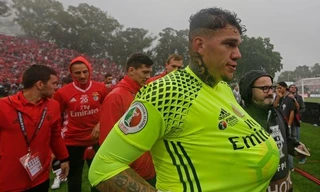 Ederson Santana chính thức đầu quân cho Man City.